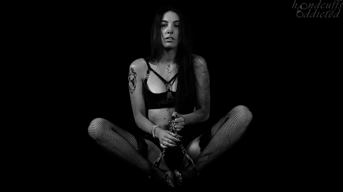 Sit back and relax
.
.
.
.
.
#handcuff
#handcuffed
#shackles
#shackled
#handschellen
#handcuffedgirl
#blackwhitephotos