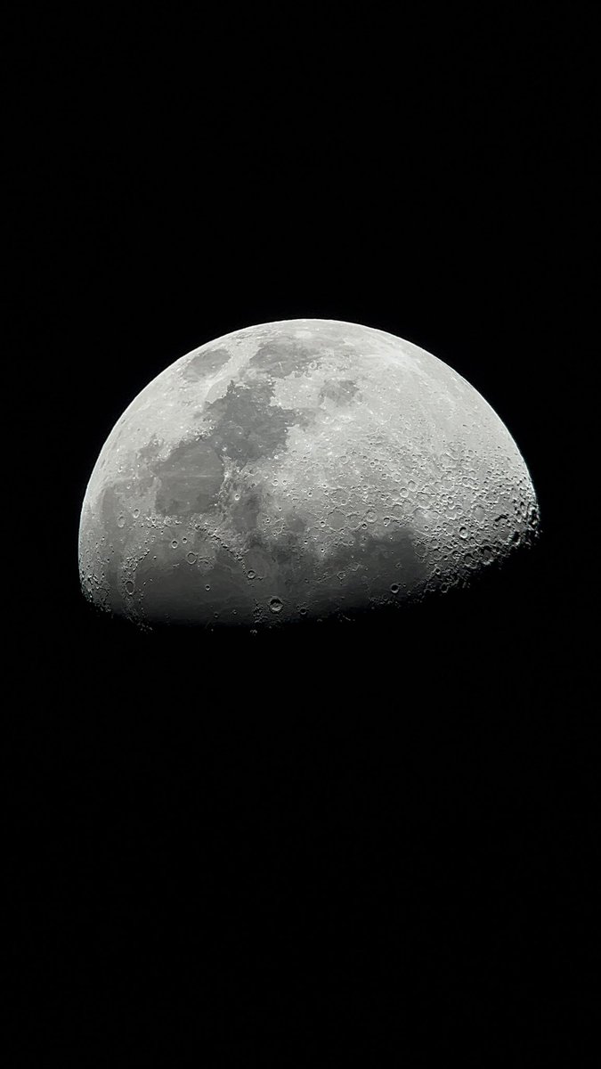 لقطة للقمر بعدسة التلسكوب أخذتها امس 🌒🤍