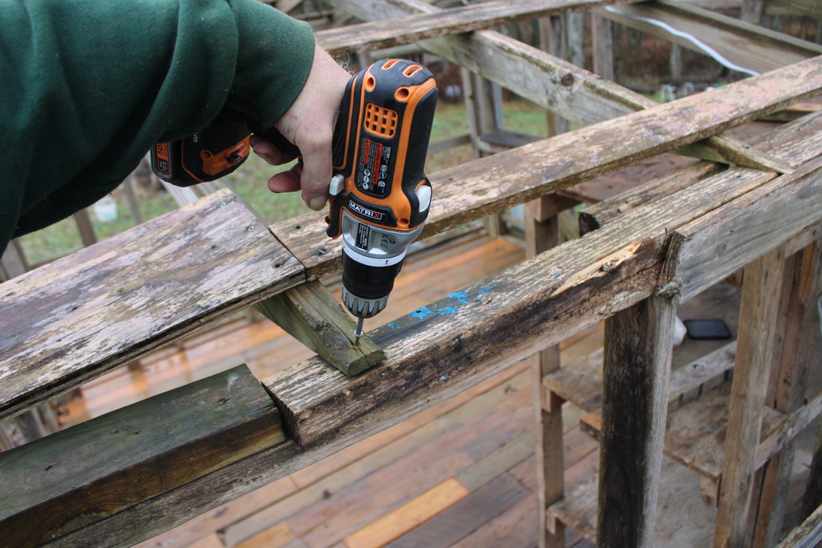 docsanderson's tweet image. #Scientists #Carpenter #RestorationProject #WildFireProtocol #Wolves @HeartsofHeroes_ @danpeckwx @Nature @Ginger_Zee Mags G, Removed top of wall Found the Real Horror story top of Back Wall has to be Reworked completely MASSIVE Termite Damage calling it a day Back to box Mwah Lee