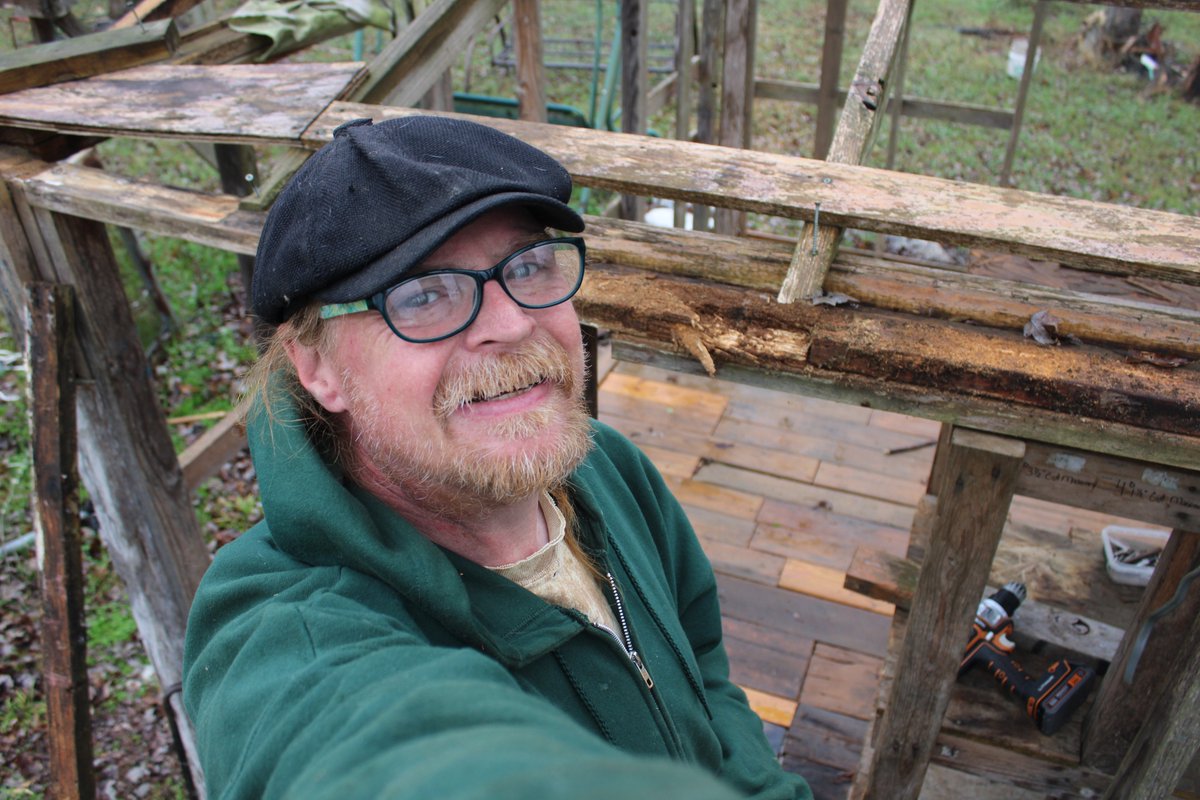 docsanderson's tweet image. #Scientists #Carpenter #RestorationProject #WildFireProtocol #Wolves @HeartsofHeroes_ @danpeckwx @Nature @Ginger_Zee Mags G, Removed top of wall Found the Real Horror story top of Back Wall has to be Reworked completely MASSIVE Termite Damage calling it a day Back to box Mwah Lee