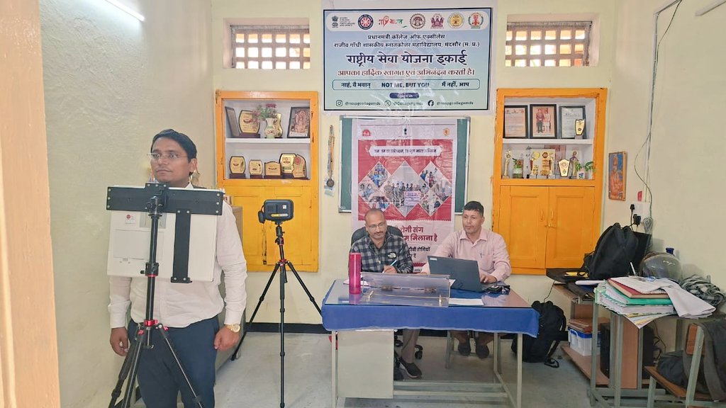 CollegePgmds's tweet photo. उमंग शिक्षा हेल्थ वेलनेस कार्यक्रम के तहत l PMCoE, मंदसौर में आयोजित स्वास्थ्य शिविर में 275 विद्यार्थि��ों एवं स्टाफ का ब्लड ग्रुप, बीपी, हीमोग्लोबिन, टी.बी. एक्स-रे व नेत्र परीक्षण सहित व्यापक स्वास्थ्य जाँच सम्पन्न हुई। https://t.co/LMXuEwjnrJ