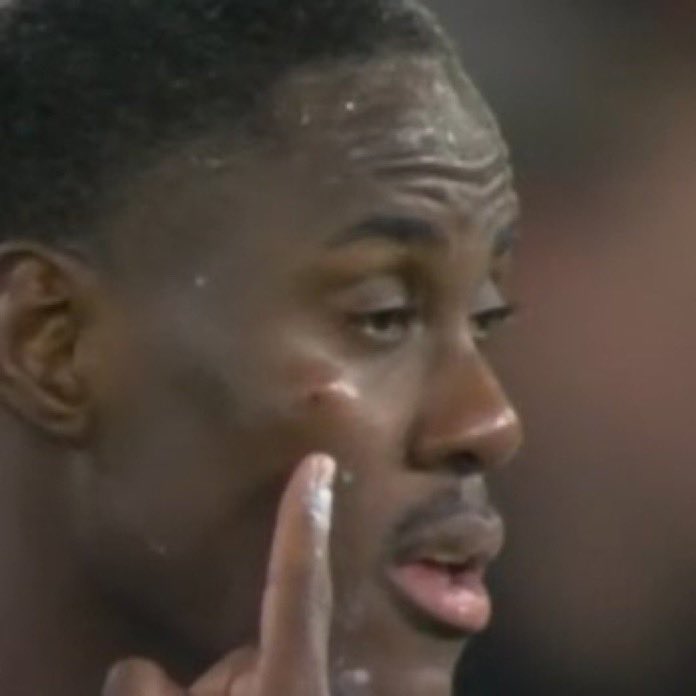 Ellis_'s tweet image. Red card for any other team in the league btw.