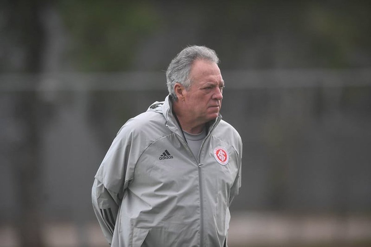 futtmais's tweet photo. Passou meio despercebido por causa da final da Libertadores, mas é surreal pensar que Abel Braga voltou ao Internacional.

Na zona de rebaixamento, o Colorado demitiu Ramón Díaz e recorreu ao seu ídolo, que saiu da aposentadoria para tentar evitar a queda.

Abel retorna para dois jogos decisivos: contra o São Paulo, fora de casa, e diante do Bragantino, no Beira-Rio.

Tem quem diga que o clube está seguindo a “cartilha do rebaixamento”.

O futebol brasileiro não cansa de surpreender.