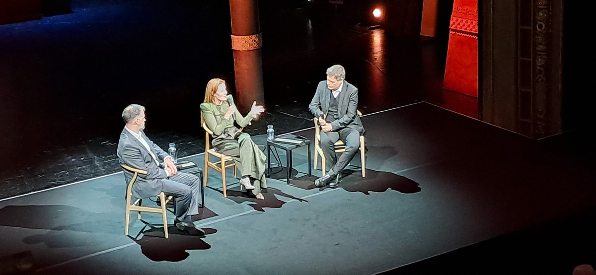 Mit tosendem Applaus ist Robert Habeck von den Gästen begrüßt worden, übrigens ausverkauftes Haus.
Die 1,5h waren sehr kurzweilig und interessant, mit einigen Lachern zwischendrin. Habeck hat durchaus auch Witz.
Tat gut ihn zu hören und sehen.
#DankeHabeck 
#Habeck4Kanzler