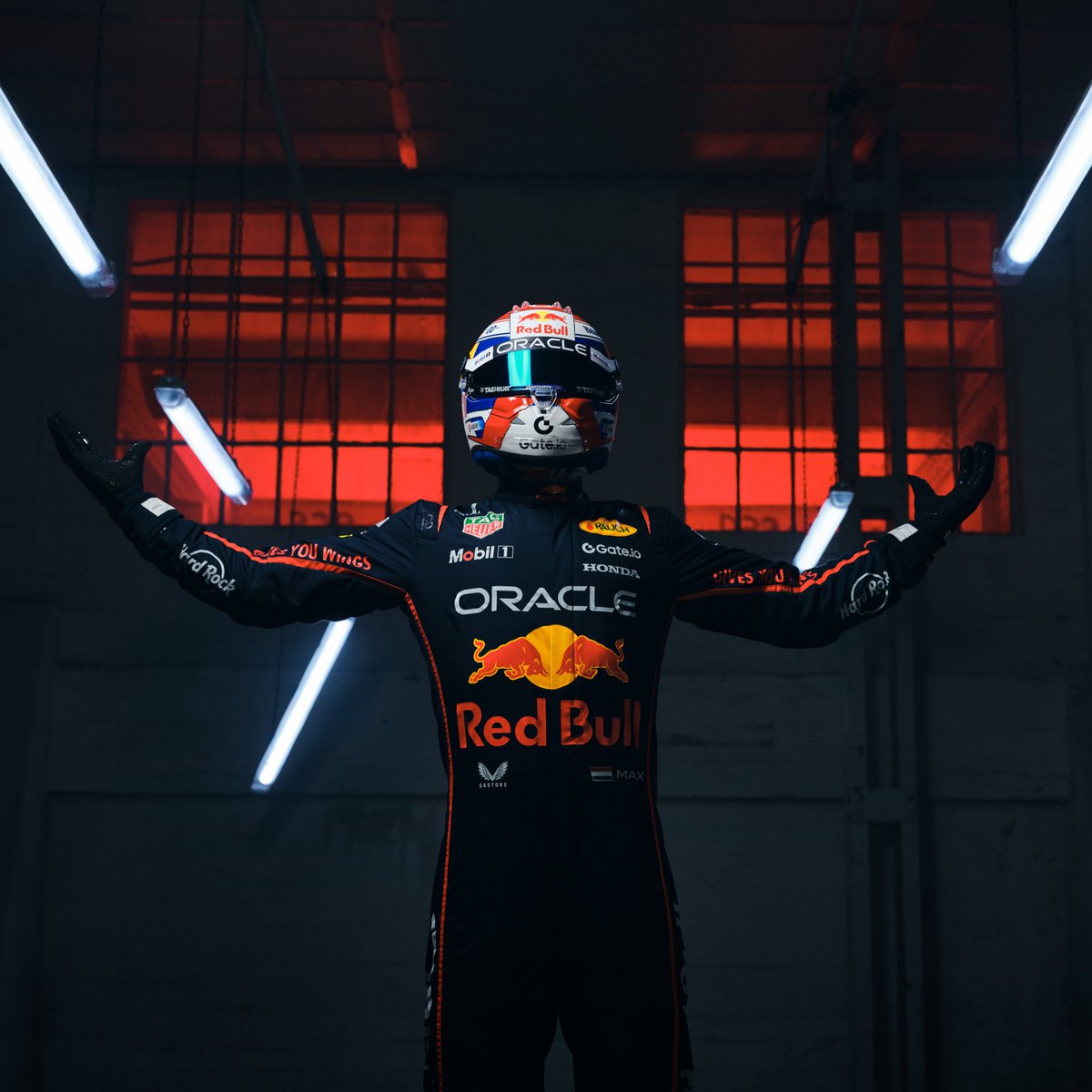 redbullmotorJP's tweet photo. 【我らの絶対王者】
マックス、マックス、マーーーックス!!🏆
チャンピオン争いはまだ終わらせないｯ✨🔥
#RedBull #翼をさずける #F1jp https://t.co/rIVIglaLuz