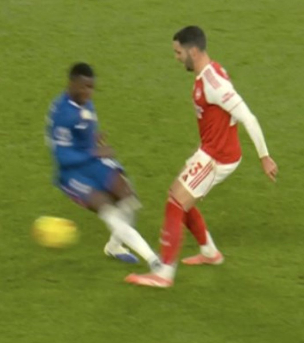 Kemp99S's tweet photo. 1 was a red card &amp; the other nothing....what's the difference? Chelsea fans aren't angry at the red card we're angry at the inconsistency, the Premier league is an absolute joke! @premierleague @FA_PGMOL #ChelseaFC #CFC #RedCard #PremierLeague https://t.co/L55Iek7xcJ