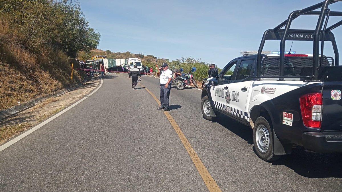 PolVial_GobOax's tweet photo. 🚨 #ReporteVial Cierre a la circulacion por accidente de tránsito en el kilómetro 163+800 de la carretera 190 tramo #Suchilquitongo-#Huitzo.
👉🏻 Ceda el paso a vehículos de emergencia.
@GobOax @salomonj @IvanGarcia_A @ToryLopezS https://t.co/9ZJ4nNXS9D