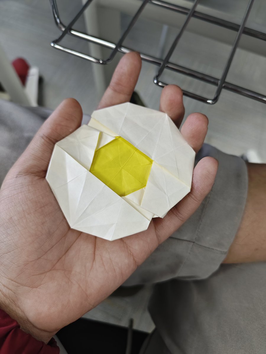 BeeOrigami's tweet image. Egg
By me