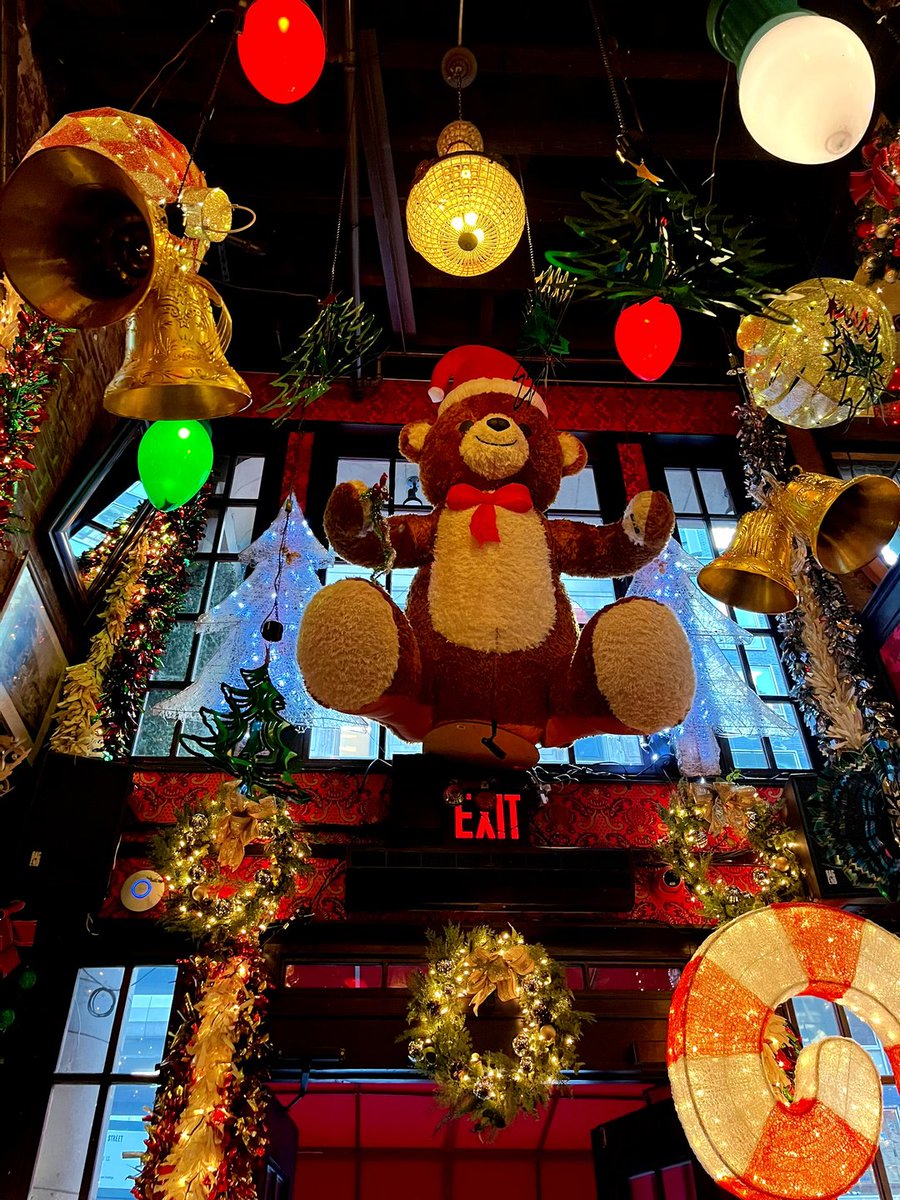 AdonisMoore14's tweet image. I thought I had simply walked straight into the set of a Christmas movie.