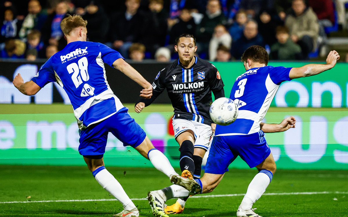 QuatrLinhas's tweet image. Victory of @PECZwolle against @scHeerenveen for #beneleague 
#peczwolle 2 #Heerenveen 1
#pechee 

futebolhardireito.blogspot.com/2025/11/erediv…
