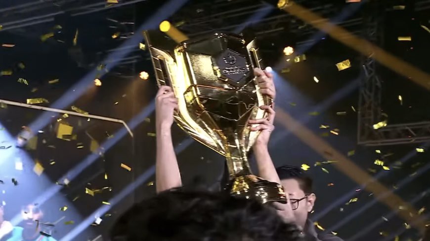 eeeuea's tweet photo. تعالَ فقد رأيتُ الكون يحنو
عليّ ويدرك الكرب الملمَّا
ويجلو لي النجوم فأزدريها
وأغمض لا أريد سواك نجمًا
ومنتظرٌ بأبصاري وسمعي
كما انتظرتكَ أيامي جميعًااااااا
وهل كان الهوى إلا انتظارًا ؟
(⭐️⭐️⭐️⭐️⭐️) https://t.co/SZxPAYNLOX