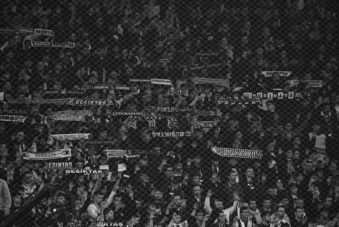 🚨 Olimpiyat stadındaki az sayıda Beşiktaş taraftarından, yönetim aleyhine tezahürat ve tepki devam ediyor.

“ Ahmet Nur Çebi, Serdal Adalı !
   Yok ettiniz lan Beşiktaş’ı.
   Kovun Sergen’i, Tutun Rafa’yı !
   Çok özledik Fikret Orman’ı. ” 🔥