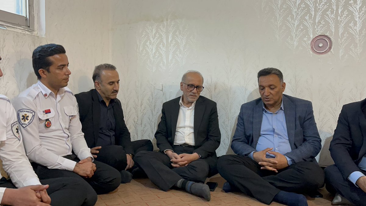 mkhademi_ir's tweet photo. ایشون دکتر میعادفر ریاست عالی #سازمان_اورژانس_کشور هستند که بی تکلف روی همان موکتی می نشیند که پرسنل عملیاتی می نشیند، بی هیچ خدم و حشم و کبر و غروری. https://t.co/dpcavFgfUG