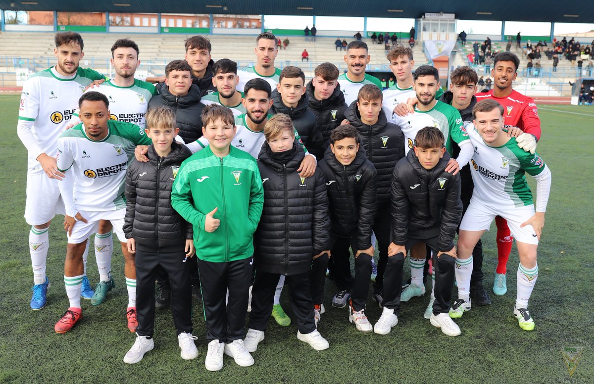 🎁 Aparecer en el 11 y 7 ideal tiene premio. Nuestros chicos pudieron hacerse una foto con los jugadores del primer equipo antes del partido ante el UD Usera

🍕 Además, disfrutaron de unas pizzas en el descanso y, por supuesto, de la victoria de nuestro equipo

#SoydelaEscuela