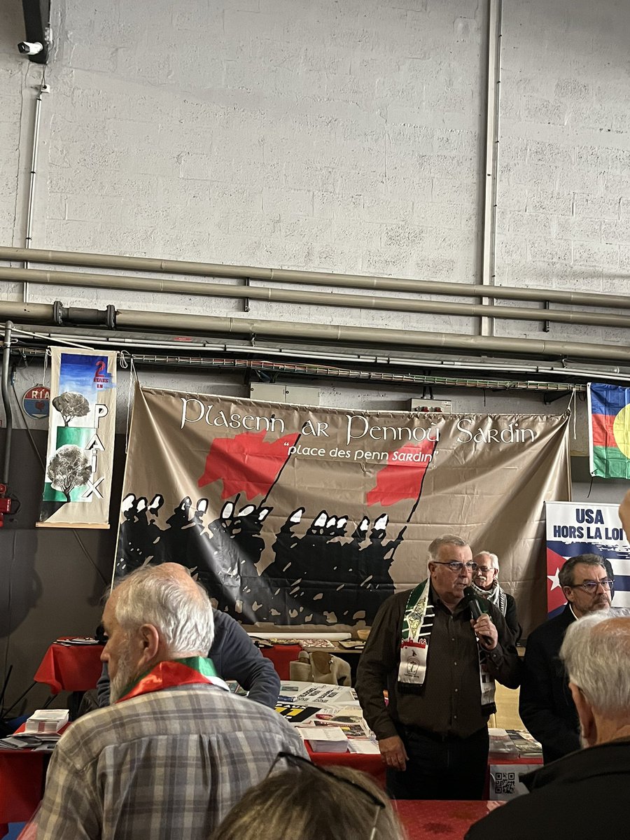 Beaucoup de monde tôt ce matin à la fête de <a href="/humanite_fr/">L'Humanité</a> #Bretagne pour parler de la santé et de la coopération avec #Cuba avec André Chassaigne, Christiane Carro et Ernesto Gonzalez de <a href="/EmbaCubaFrancia/">Ambassade de Cuba en France</a> à Lanester ! Non au blocus !