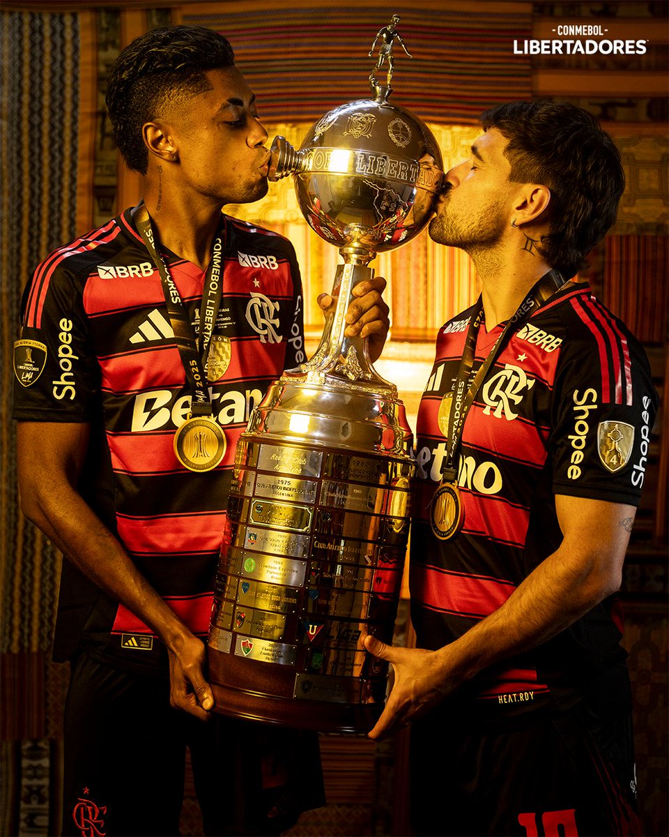 LibertadoresBR's tweet image. 🥰 ÍDOLOS ETERNOS!

⭐️ 2019 ⭐️ 2022 ⭐️ 2025 

❤️🖤 @Flamengo 🏆 #GloriaEterna