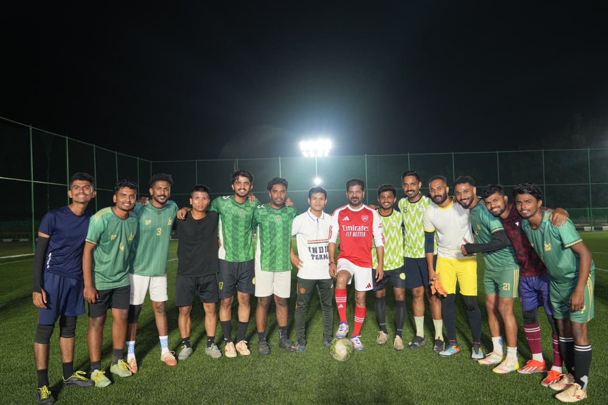 Tarunkethireddy's tweet image. ఫుట్ బాల్ ప్రాక్టీస్ మ్యాచ్ ఆడిన సీఎం @revanth_anumula