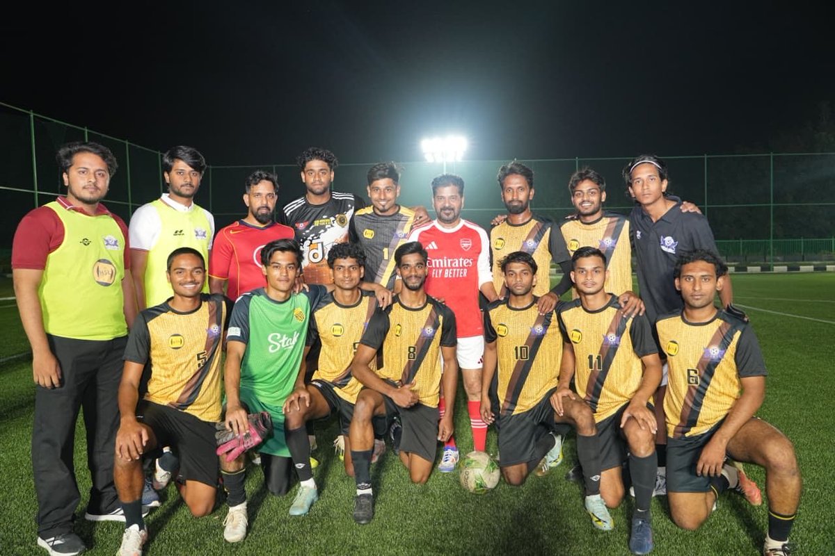 Tarunkethireddy's tweet image. ఫుట్ బాల్ ప్రాక్టీస్ మ్యాచ్ ఆడిన సీఎం @revanth_anumula