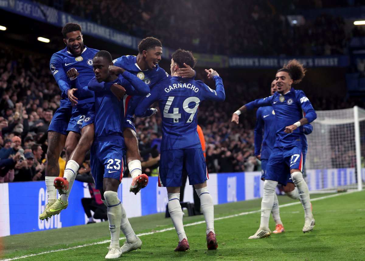 Despite being down to 10 men, <a href="/ChelseaFC/">Chelsea FC</a> take the lead against Arsenal!

Trevoh Chalobah heads home from a Reece James corner 👏