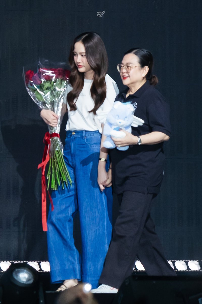 bossjedREAL's tweet image. Khun MAE: 

sabi ng mama mo tita na lang daw ang itawag ko sayo oh sa kanya tapos ngayon mama ko na sya ang tita mo noon ngayon kaya pwede na tayo mag sama kasi aksept akcipt na tayo nila ng mama mo sa tita ko noon

BECKY BIRTHDAY CONCERT
#BeckyHappyBirthdayConcert