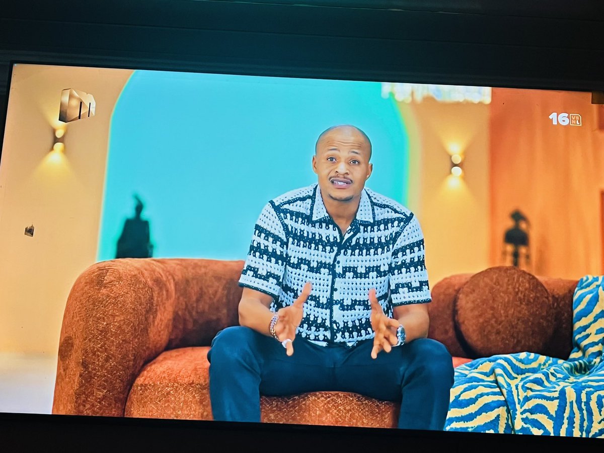 Nduduzo looks like le type ethi"hlala phansi awuyi lapho". Nawe uhlale futhi...Ooooh Bawo...... 😍😍😍
#BeingAXaba