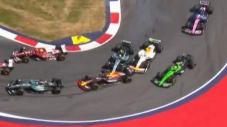 OscSummit's tweet image. Antonelli jodiéndole el mundial a Verstappen que es? Es para quitarle la licencia y echarle de la F1 de por vida