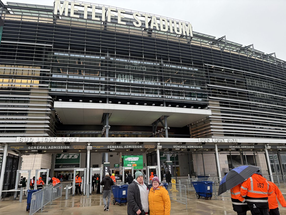 EevaPauliina's tweet photo. Sisko ja sen veli NFL-pelissä 🏈
”Huippupeli” Jets-Falcons edessä ja vettä tihuttaa, mutta hei, tämä on kuitenkin NFL:ää eli kiitollinen ja onnellinen että täällä ollaan💙🇺🇸
#NFLfi #tailgatefi @TailgateFI @LaurilaMika https://t.co/dC1hxtEfQe