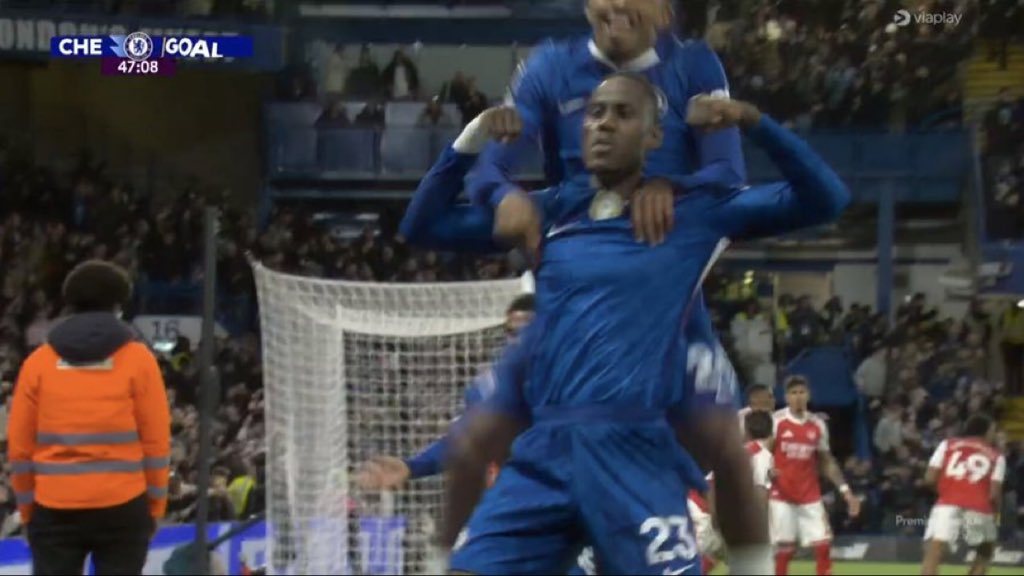 1-0 Chelsea.

GOOOOOOOAAAAAAAAAALLLLLLLL CHALOBAH !!!!!!!!!!!!!!!!!!! GOAL GOAL GOAL GOAL GOAL GOAL GOAL !!!!!!!!!!!!!!!!!!!!!!!!!!!!!!!!!!!!!! STAMFORD BRIDGE GOES WILD !!!!!!!!!!!!!!!!!!!!!!!!!!!!!!!!!! THE 10 MEN OF CHELSEA HAVE TAKEN THE LEAD !!!!!!!!!!!!!!!!!!!!!!!!!!