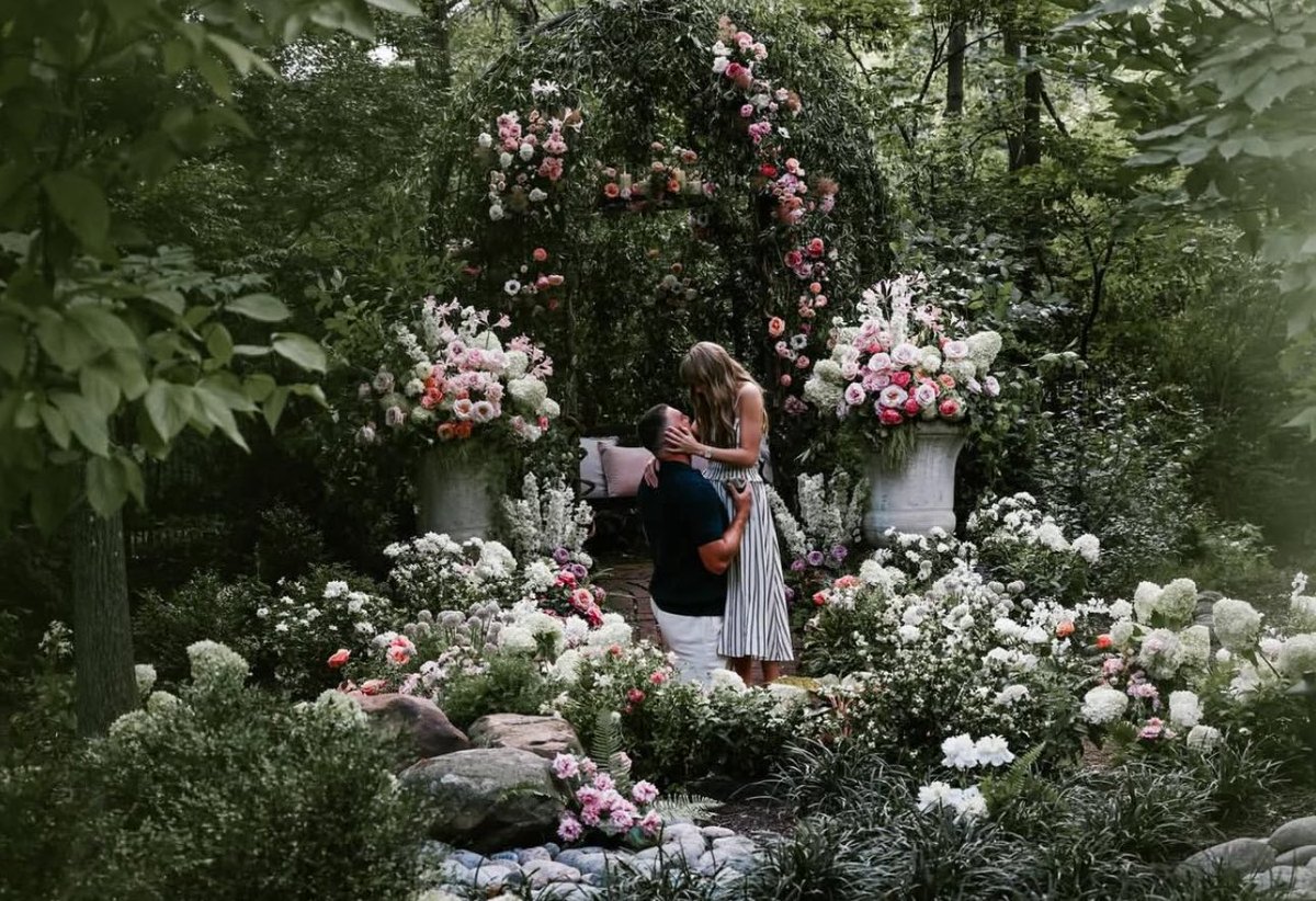 theTSupdates's tweet image. ‼️| Taylor Swift is planning a multi-day wedding with a big guest list (source tells @TheSun):

“The plan is to organize an entire wedding weekend —from Friday to Sunday— not just a single ceremony…wanting to make it a unique, unforgettable memory”