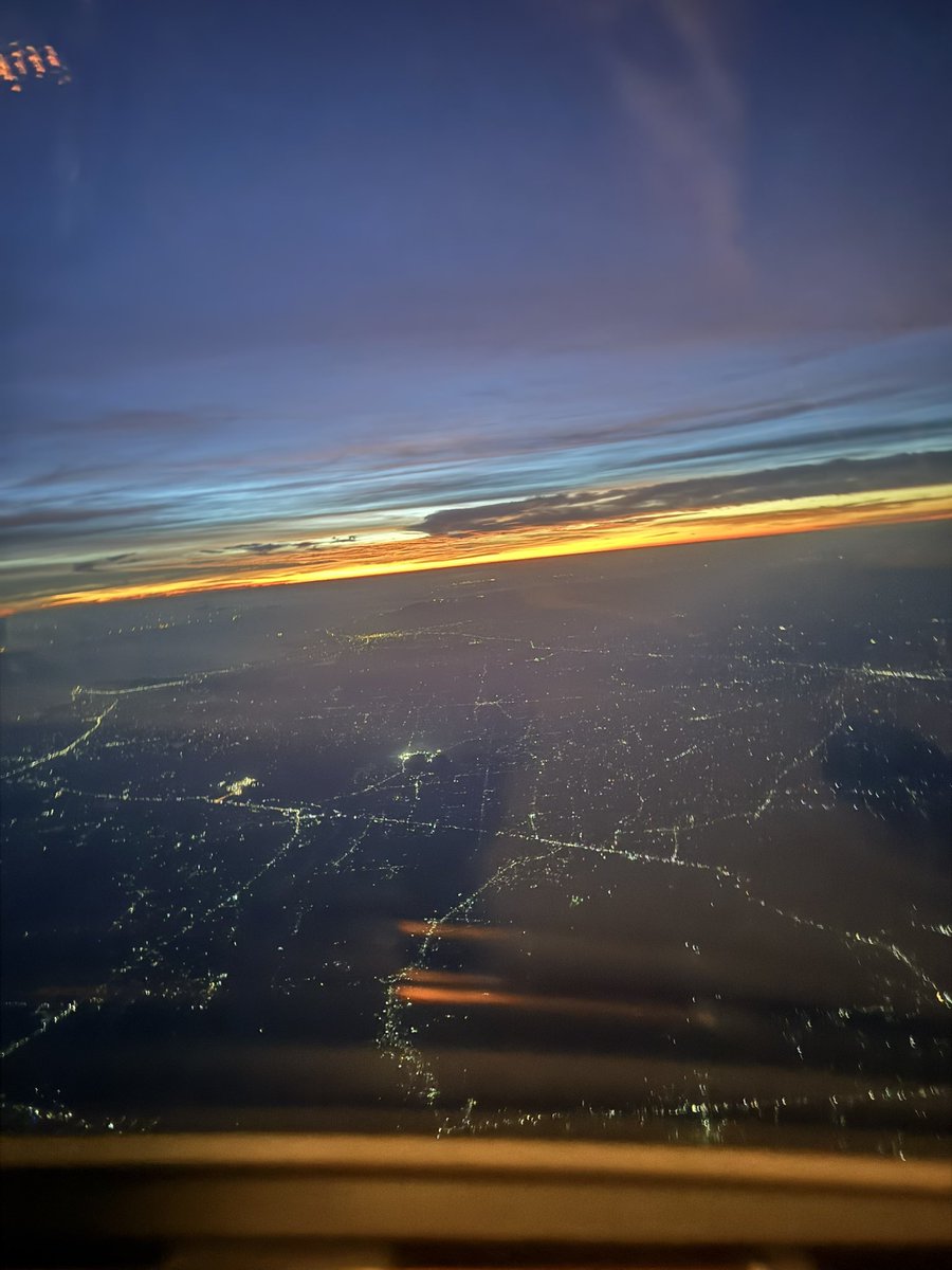 yoon2391's tweet photo. Beautiful night flight https://t.co/egIMECRl9W