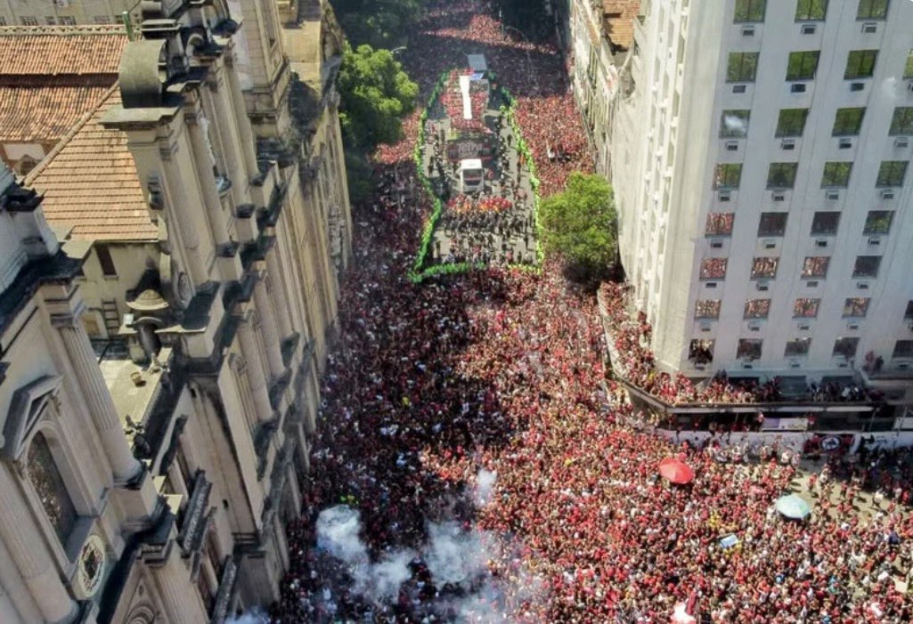 🔴 MAR VERMELHO E PRETO ⚫️

O Rio de Janeiro viveu um domingo rubro-negro.

A chegada do Flamengo, após o tetracampeonato da Libertadores, movimentou o centro da cidade, onde uma grande passeata celebrou o feito.

Jogadores, comissão e milhares de torcedores lotaram as ruas,