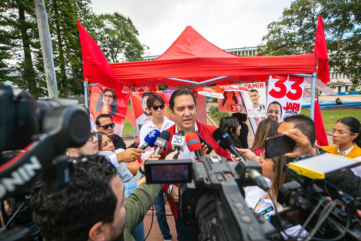 Hoy vine a votar acompañado de mi esposa Marcela y de mis hijos. En familia reafirmamos nuestro compromiso con la democracia de nuestro bello país, con la paz y con la esperanza de una Honduras digna y justa, que lucha por la Libertad y Refundación. 

Que esta jornada nos