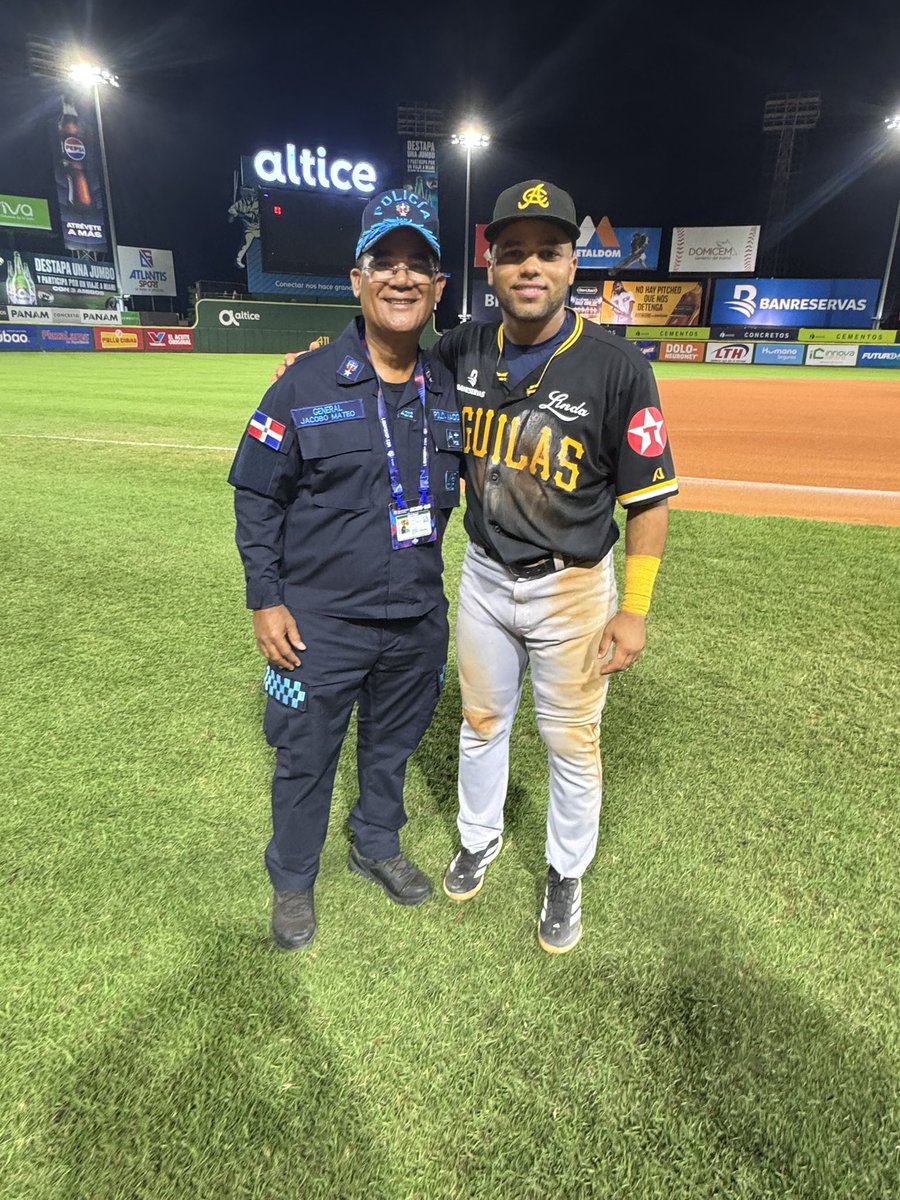 Parte de la Nueva Cosecha de las Águilas 

Stwart “Kosovo” Berroa : 
Ejemplo disciplina y chance bien aprovechado. Su juego con nuestras <a href="/aguilascibaenas/">Águilas Cibaeñas</a> confirma lo aprendido en Academia El Niche, donde también practica equipo <a href="/PoliciaRD/">Policía Nacional República Dominicana</a> 
Allí, disciplina por encima del talento