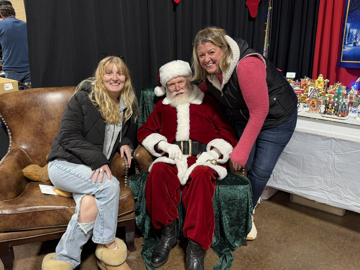 RkyMtnTrainShow's tweet image. Pro tip: adults can get their picture taken with Santa for free too! 😃 Come see us until 4p today. 🚂 RockyMountainTrainShow.com