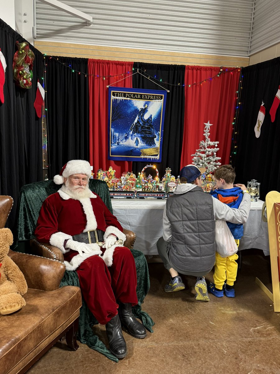 RkyMtnTrainShow's tweet image. Pro tip: adults can get their picture taken with Santa for free too! 😃 Come see us until 4p today. 🚂 RockyMountainTrainShow.com