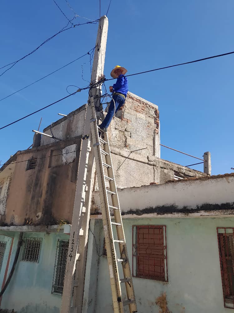 🇨🇺💙💪 En #Camagüey estamos al tanto de cada una de las labores de nuestras brigadas en el Oriente del país, ya sea en #SantiagodeCuba o en #Granma, saberlos bien y comprometidos con las tareas es una suerte de orgullo que alberga nuestra familia azul 💙
#EtecsaConCuba