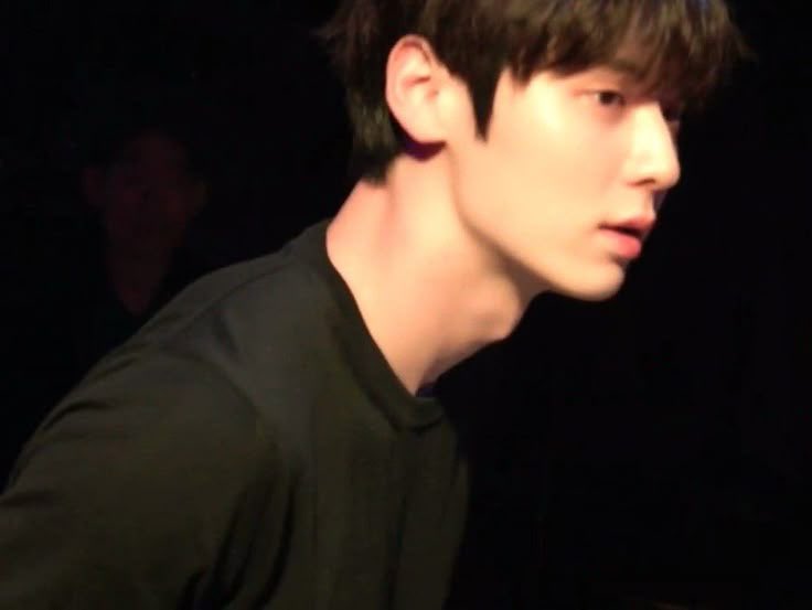 iinvvv3's tweet image. 케이팝 긴장해라 황민현 전역 19일 남음.