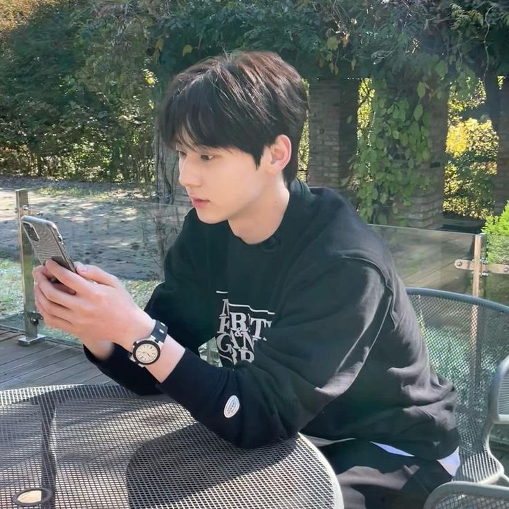 iinvvv3's tweet image. 케이팝 긴장해라 황민현 전역 19일 남음.