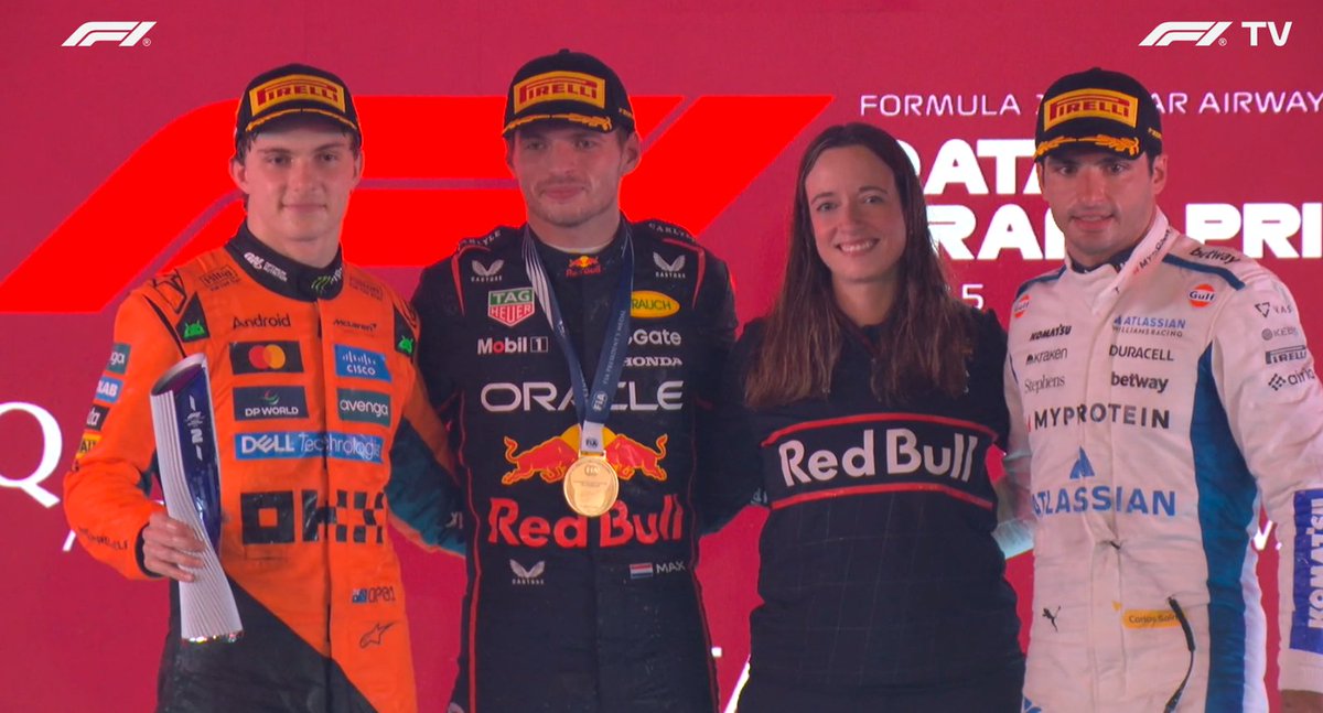 f1rtp's tweet image. Pódio do #GPQatar 
@Max33Verstappen - 3ª vitória consecutiva no Qatar, 7ª da época. 
Alcança 34 vitórias sem pole, superando Alain Prost para 3.º lugar histórico.
@OscarPiastri 
@Carlossainz55 
Hannah Schmitz, a estratega da @redbullracing no pódio.
Pai Sainz feliz a assistir.