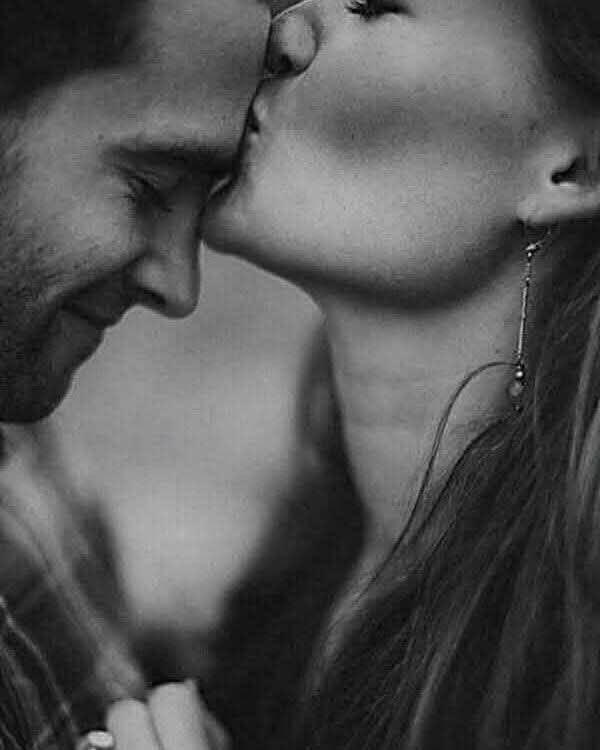 sternschnuppenz's tweet photo. No hay mayor remedio 
que un beso en la frente,
y aunque no cura el cuerpo,
acomoda el alma suavemente.
Y este beso es para ti… 🌟💫 https://t.co/O2RE0FRyRD