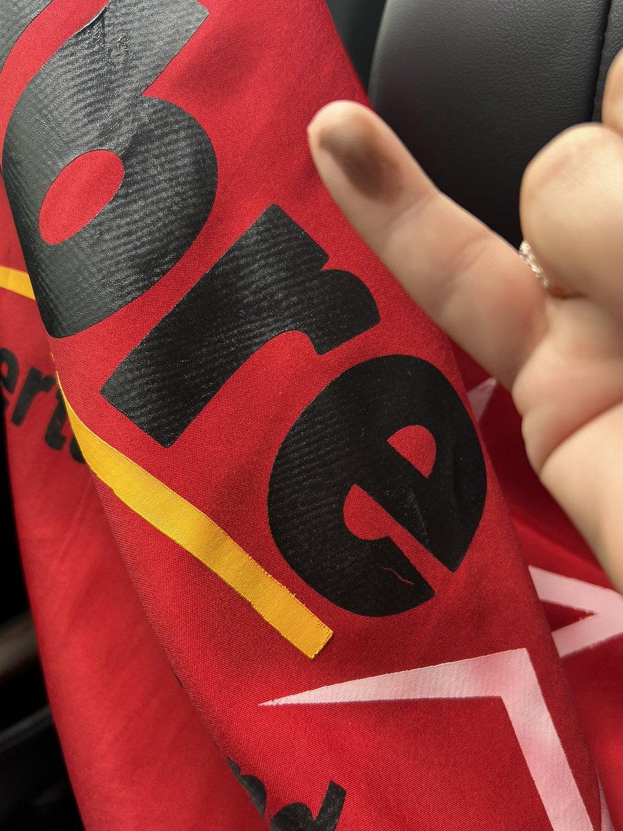 Hoy el futuro está en tus manos. Salí a votar con convicción, con esperanza y con amor por Honduras. Que siga la refundación… Rixi Presidenta 🇭🇳✊”