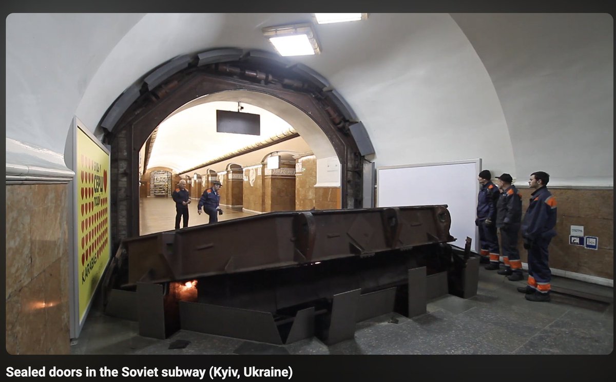 Y no es una contradicción que la estación de metro que está detrás de él sea de facto la entrada a un búnker, para sobre