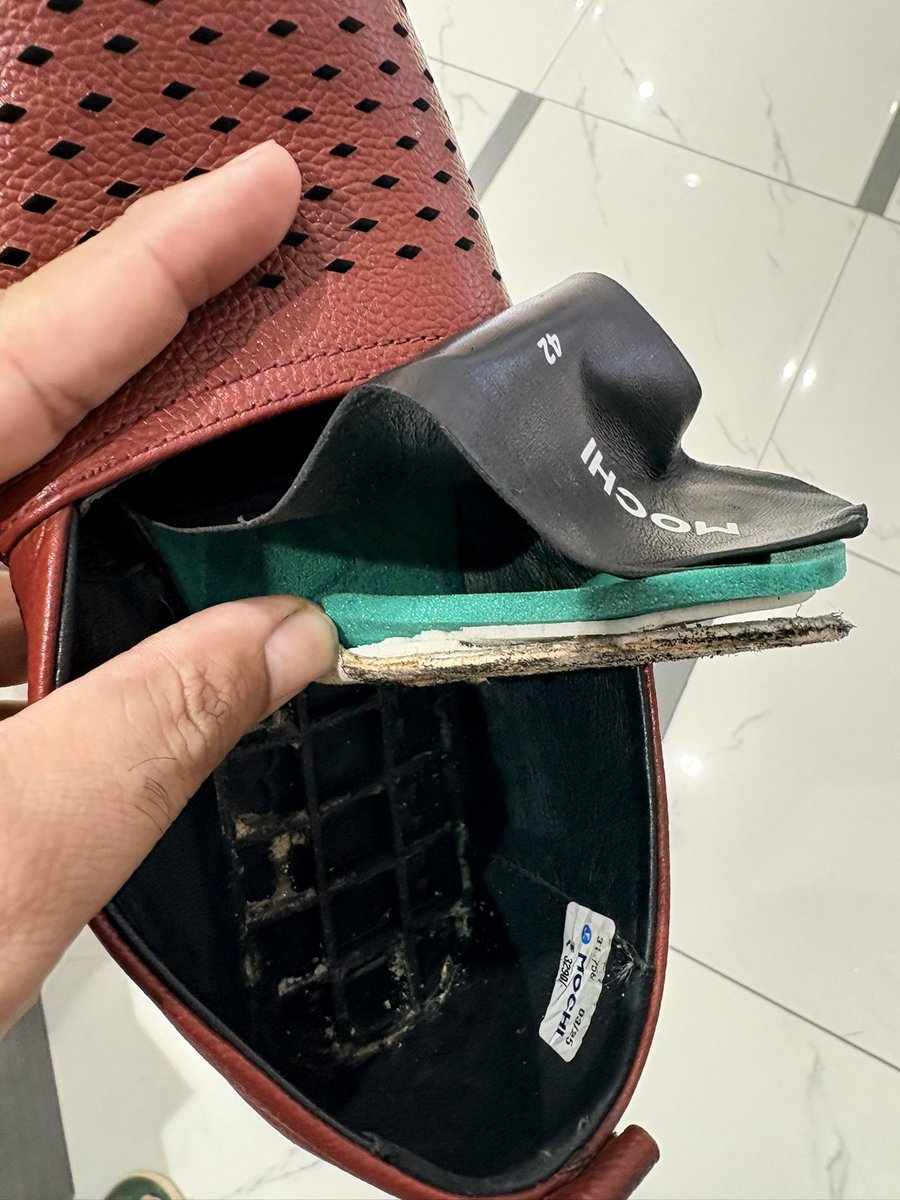 LG051015's tweet photo. SHOCKING quality &amp; fraud @MochiShoesIN Korum Mall Thane ₹3900 shoes sole detached on 1st use. Manager refused refund for DEFECTIVE product, forcing credit note Plus clear evidence of billing fraud &amp; denied receipt AVOID THIS BRAND. bill of ₹8939 @jagograhakjago #ConsumerRights https://t.co/cIPSR9mLCf