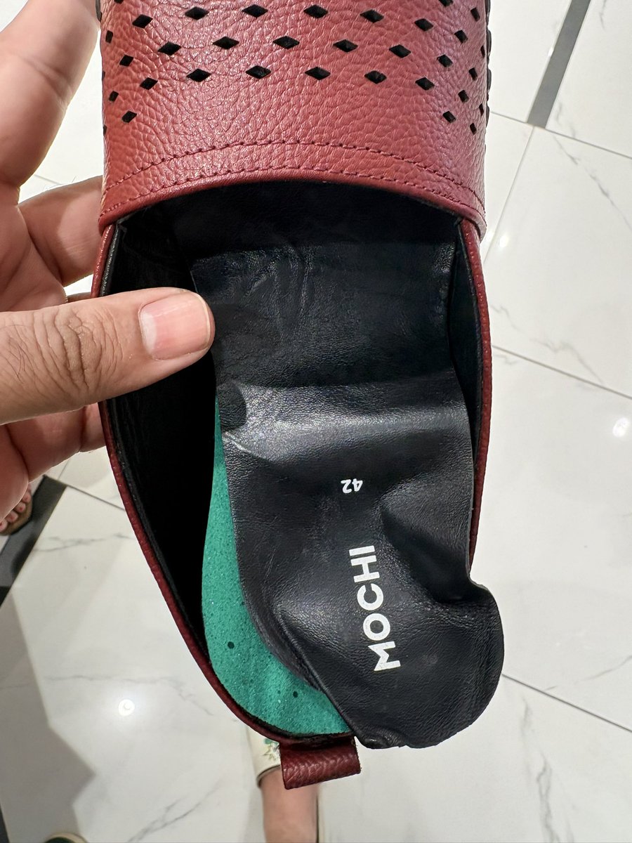 LG051015's tweet photo. SHOCKING quality &amp; fraud @MochiShoesIN Korum Mall Thane ₹3900 shoes sole detached on 1st use. Manager refused refund for DEFECTIVE product, forcing credit note Plus clear evidence of billing fraud &amp; denied receipt AVOID THIS BRAND. bill of ₹8939 @jagograhakjago #ConsumerRights https://t.co/cIPSR9mLCf