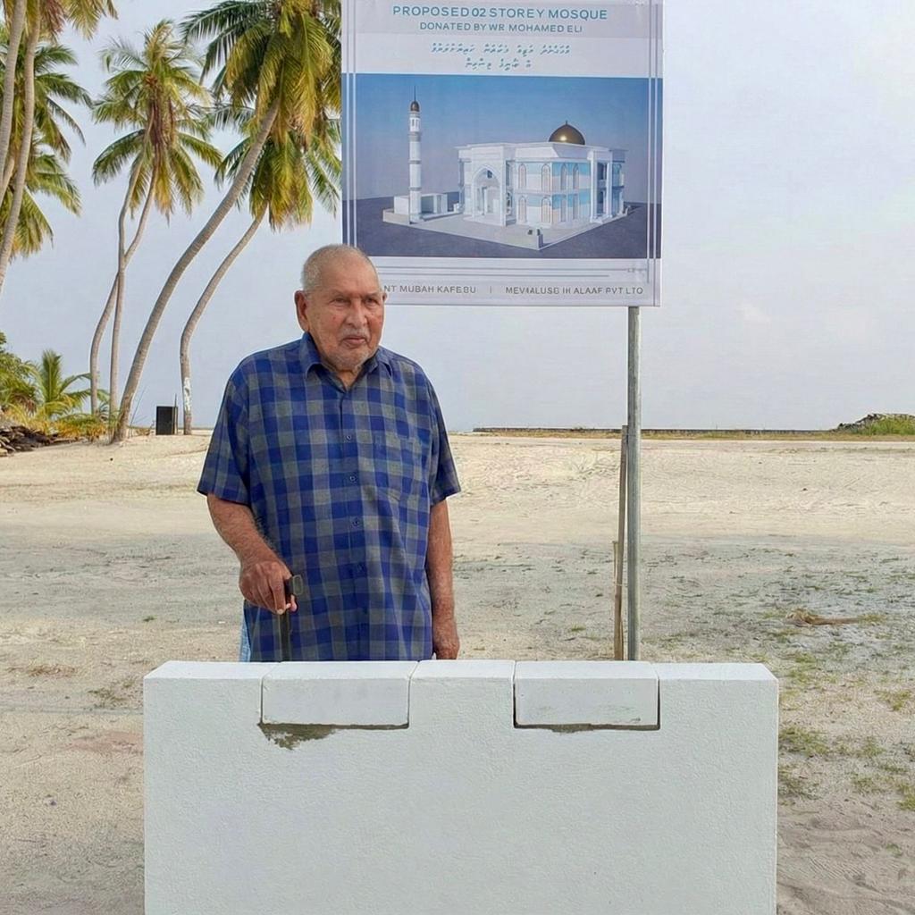 MMuizzu's tweet photo. إِنَّا لِلَّٰهِ وَإِنَّا إِلَيْهِ رَاجِعُونَ،

ބ.އޭދަފުށްޓަށް ގިނަގުނަ ޚިދުމަތްތަކެއް ކޮށްދެއްވާފައިވާ ޤަދަރުވެރި ބޭފުޅެއް ކަމުގައިވާ، އެ ރަށު ޑޭޒީވިލާ، މުޙައްމަދު ޢަލީ އަވަހާރަވުމުގެ ހިތާމައިގާ އެ ޢާއިލާއަށް ތަޢުޒިޔާ ދަންނަވަން.

ބ. އޭދަފުށީގެ ތަރައްޤީއަށް، އެ ރަށުގައި ވިޔަފާރިއާއި ދަތުރުފަތުރާއި މަސްވެރިކަން ކުރިއެރުވުމަށް،  އިޖްތިމާޢީ ކަންކަމަށް، ވަކީން ޚާއްޞަކޮށް މިސްކިތް ބިނާކުރެއްވުމާއި އިސްލާމް ދީނަށް ޚިދުމަތް ކުރެއްވުމަށް މުޅި ރާއްޖެއަށް ނަމޫނާ މަސައްކަތްތަކެއް މަރްޙޫމް މުޙައްމަދު ޢަލީ ވަނީ ކޮށްދެއްވާފައި.

މާތްﷲގެ ރުއްސެވުމާއި ފުއްސެވުމުގައި، ސުވަރުގޭގެ ދާއިމީ ނިޢުމަތުގައި، މަރްޙޫމް މުޙައްމަދު ޢަލީ ލަހައްޓަވާށި. އާމީން