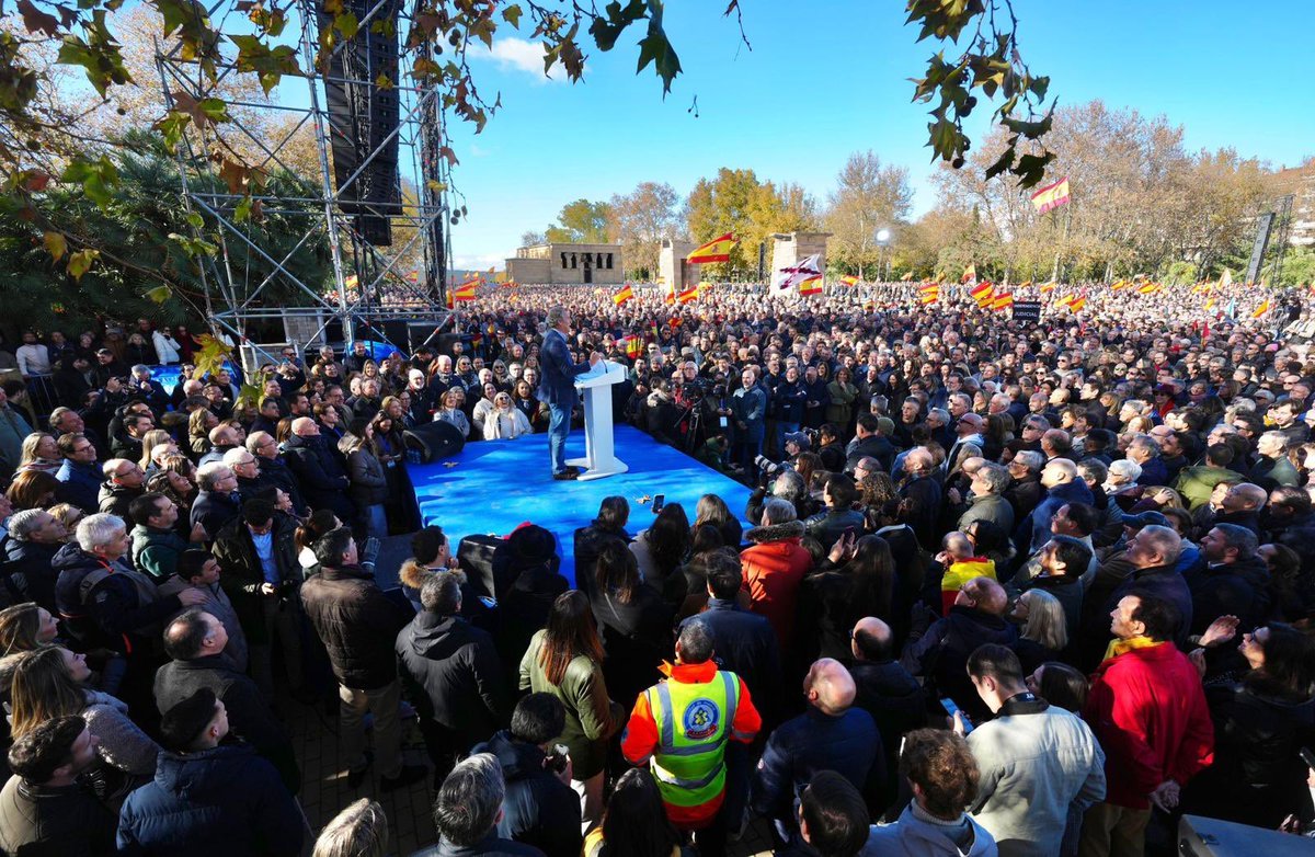 PPElAlamo's tweet photo. ➕Más de 80.000 personas nos hemos reunido hoy en Madrid para decir basta ante los escándalos de corrupción que cercan al Gobierno de Pedro Sánchez. 

Entre la mafia y la democracia, el @ppopular lo tiene claro: Los españoles dicen basta ya a este gobierno corrupto y delincuente https://t.co/xn88gbROM3