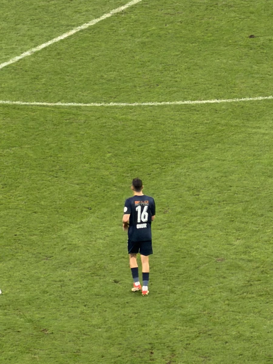 Bursaspor’a sonradan gelip gönül bağı kuran Onur Atasayar, 16 numaralı formasıyla bugün yeniden Bursa’daydı. Mustafa Er’li sezonda çok güzel katkı vermişti.