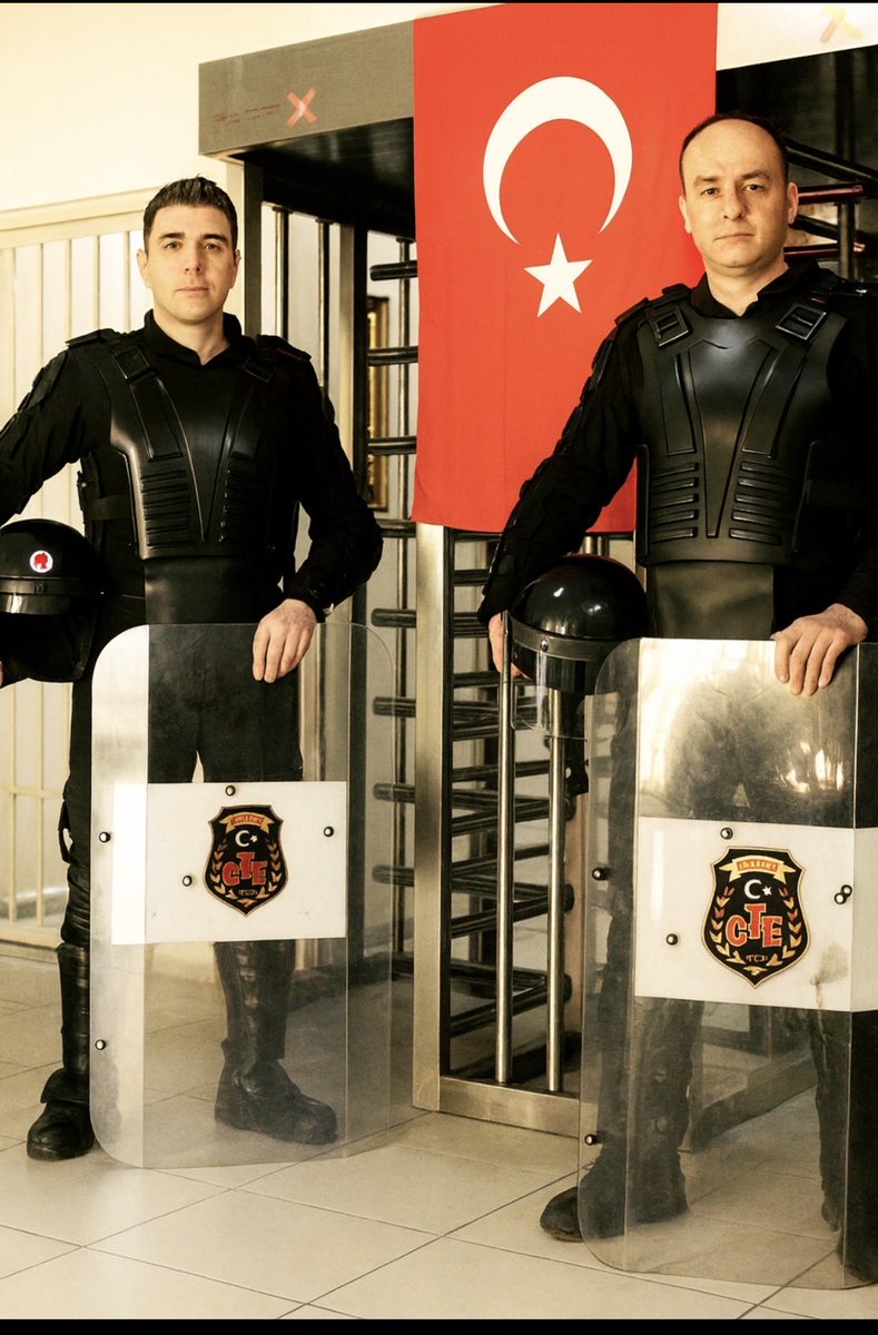 infazkorumaTR's tweet photo. **“ Ceza infaz kurumlarında her gün sayısızca  𝗿𝗶𝘀𝗸𝗶 yönetiyoruz, hayatı koruyoruz, düzeni sağlıyoruz.
Bu görev, ‘𝒈ü𝒗𝒆𝒏𝒍𝒊𝒌 𝒉𝒊𝒛𝒎𝒆𝒕𝒊’nin tam karşılığı değil mi?

O halde 𝙨𝙤𝙧𝙪𝙮𝙤𝙧𝙪𝙯:
📌 İ𝗻𝗳𝗮𝘇 𝘃𝗲 𝗞𝗼𝗿𝘂𝗺𝗮 𝗠𝗲𝗺𝘂𝗿𝗹𝗮𝗿ı  neden ᴇᴍɴɪʏᴇᴛ ʜɪᴢᴍᴇᴛʟᴇʀɪ Sınıfı dışında kalıyor?

Saygıyla, hakkaniyetle talebimizi yineliyoruz:
⚖️ Görev niteliğine uygun 𝐬ı𝐧ı𝐟 𝐝ü𝐳𝐞𝐧𝐥𝐞𝐦𝐞𝐬𝐢 artık kaçınılmazdır.”**

#infazkoruma
 #EmniyetHizmetSınıfı