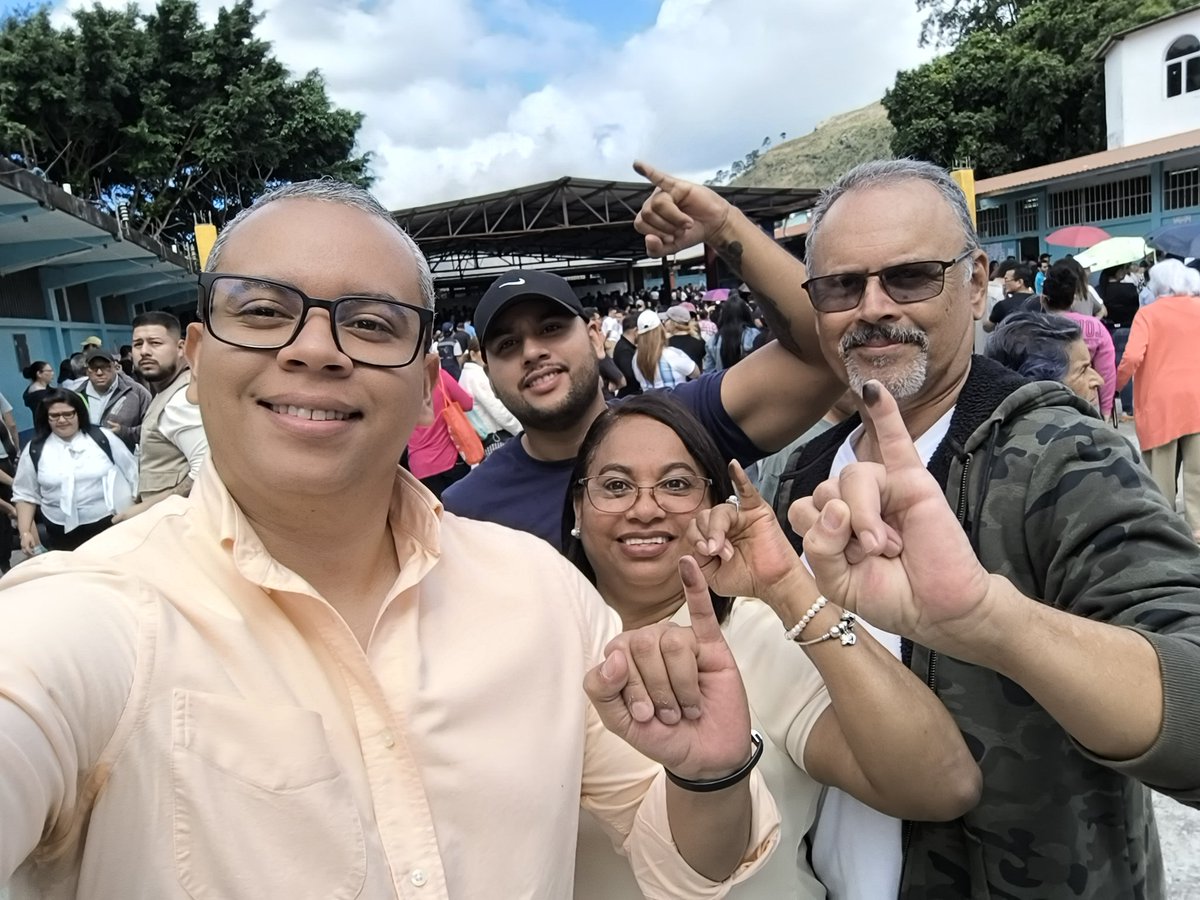andrescastrohn's tweet photo. Voté con mi familia, con alegría y con esperanza. Rixi Moncada encendió una fuerza que ya nadie detiene 🌺✌️
#RixiPresidenta #RixiYaGanó #RixiMoncada #RixiSí https://t.co/lVoPSzJcnh
