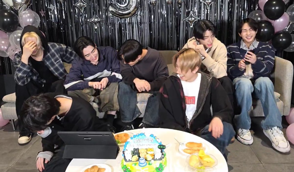 sunoohourly's tweet image. all collapsing because of sunoo’s aegyo 😆 the kim sunoo effect